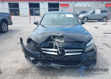 2018 Mercedes-Benz C 300 z USA, uszkodzony, nr VIN 55SWF4JB1JU282358